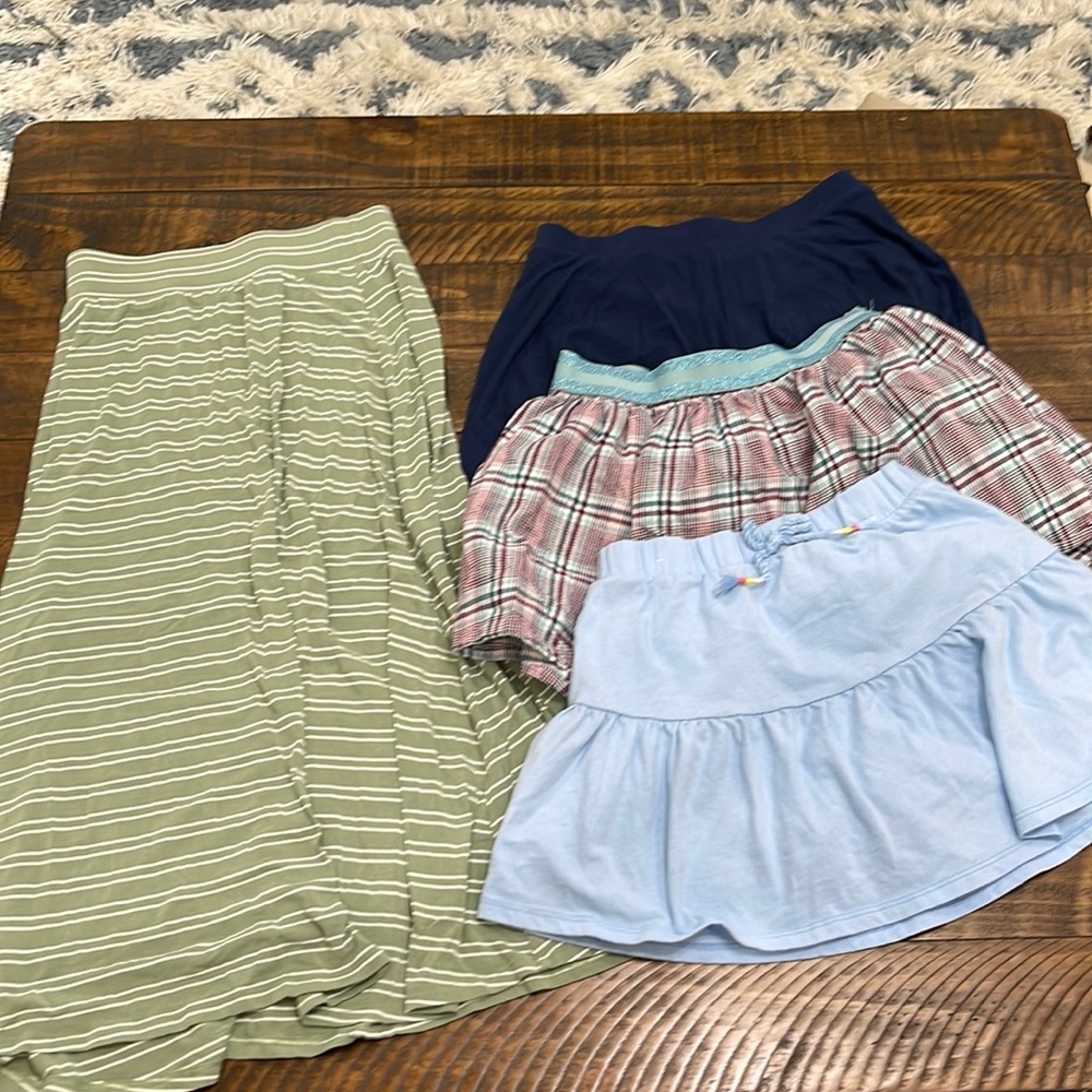 *Lot of 4* Girls skorts and Maxi skirt, Sz M
